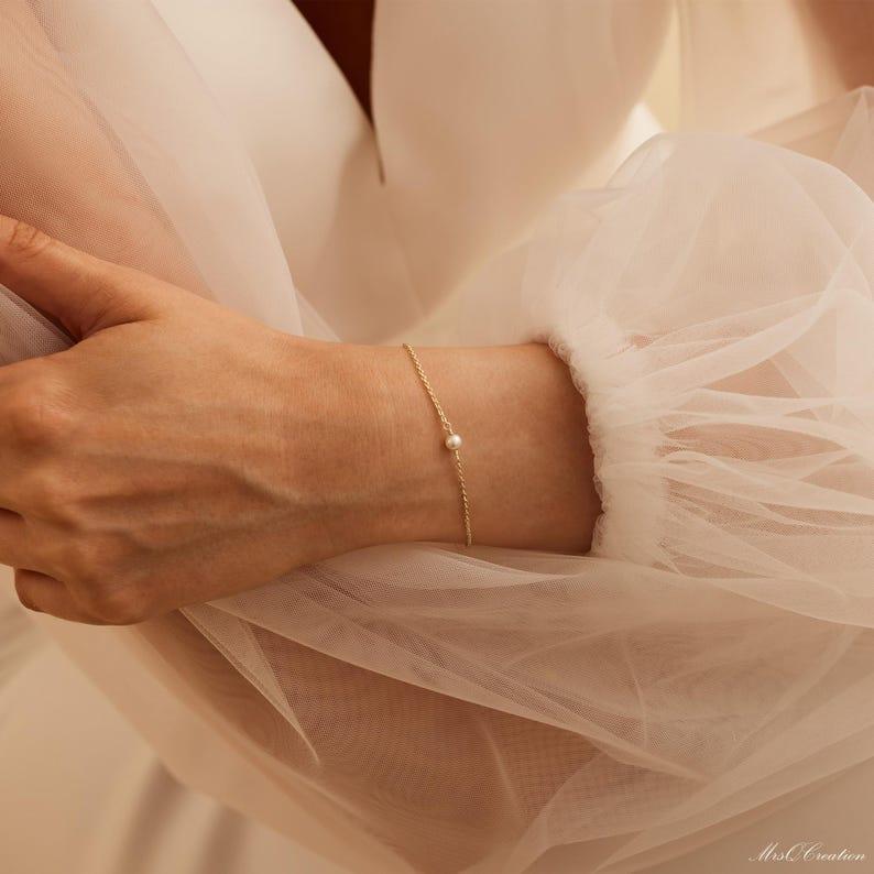 Delicate gold chain bracelet