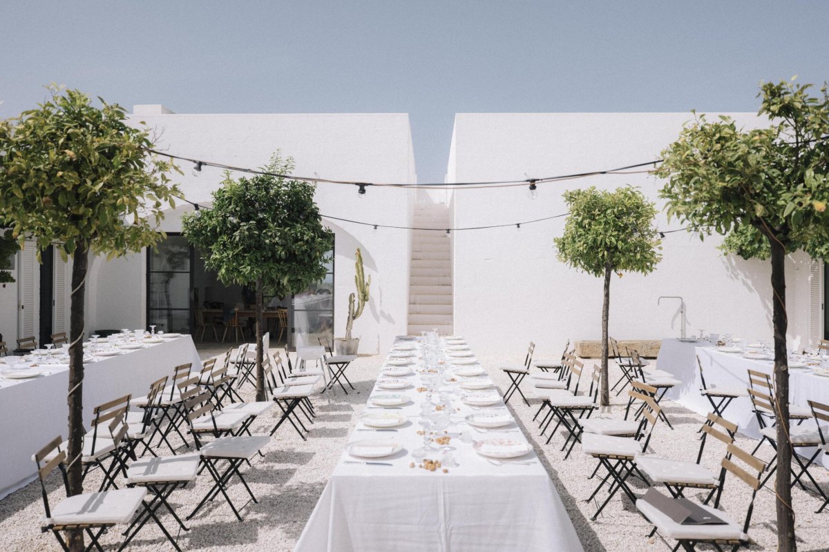 Minimalist outdoor summer wedding decor