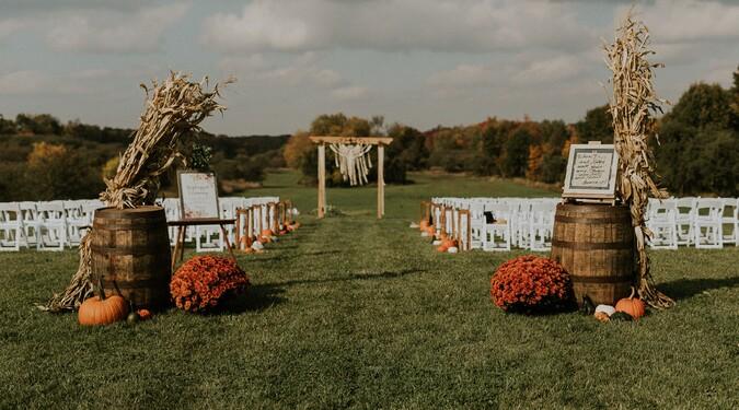 Seasonal country wedding theme